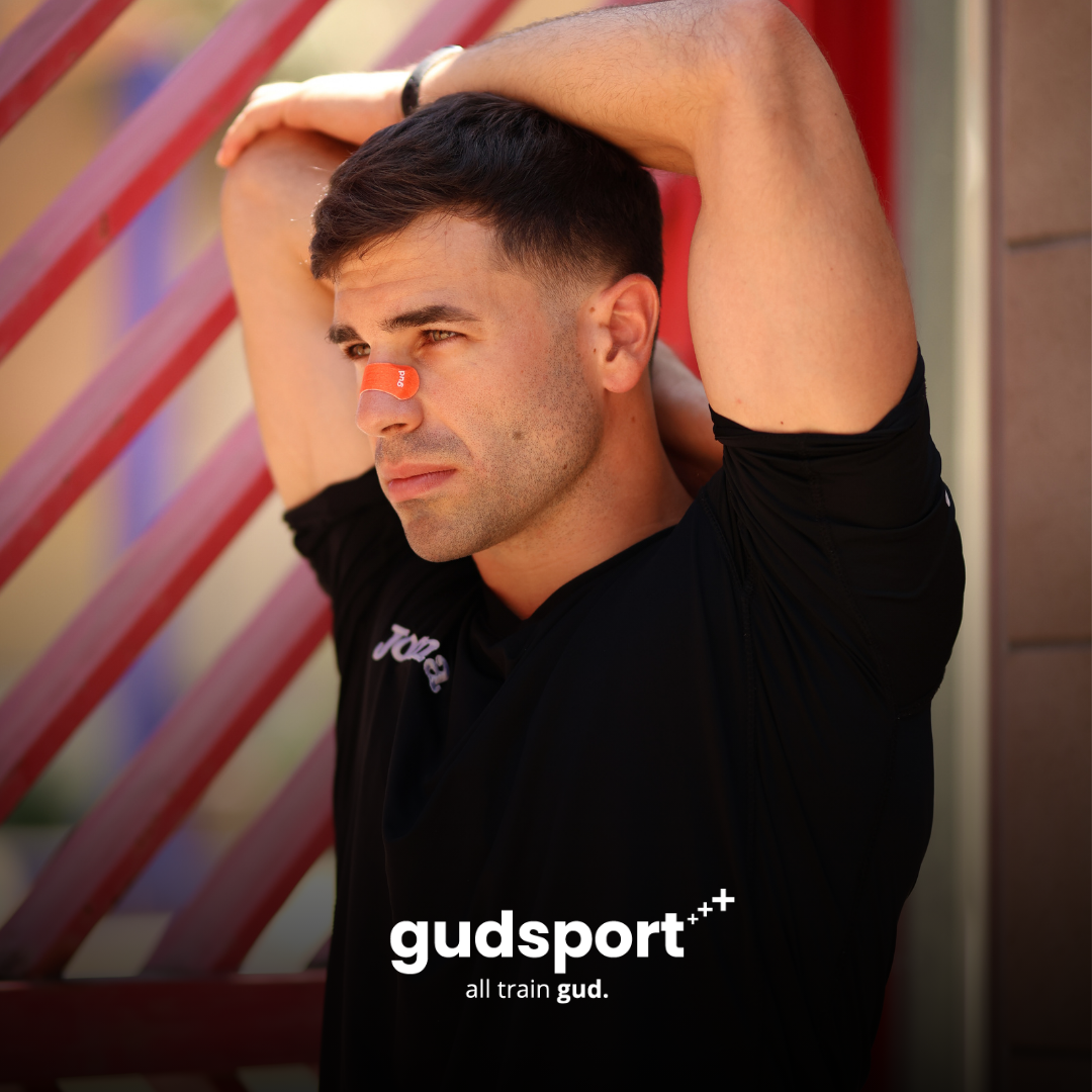 Sportovec běžící s nosními páskami Gudslip, které zlepšují dýchání, zvyšují příjem kyslíku a podporují vytrvalost během tréninku.