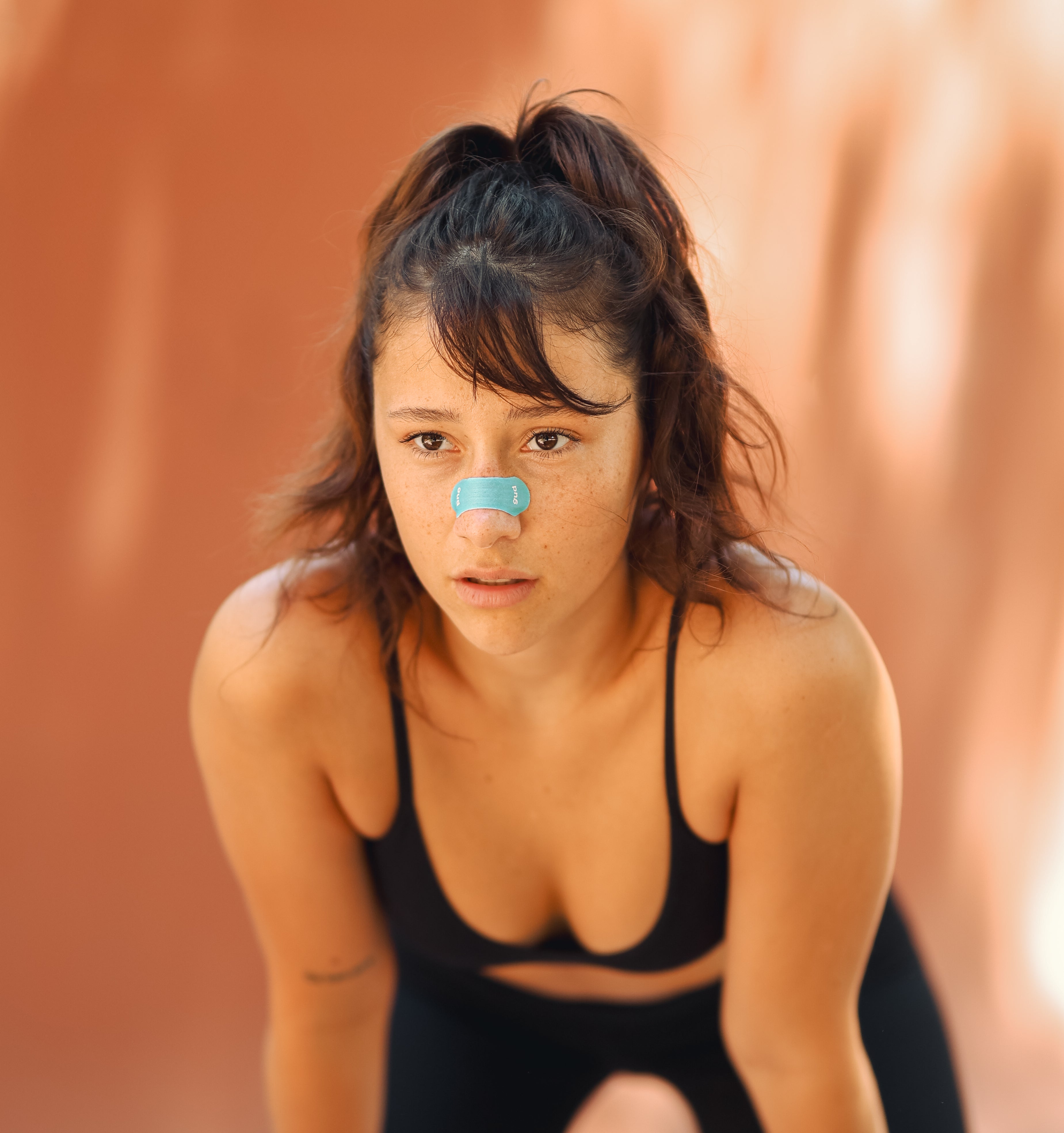 Sportovec běžící s nosními páskami Gudslip, které zlepšují dýchání, zvyšují příjem kyslíku a podporují vytrvalost během tréninku.