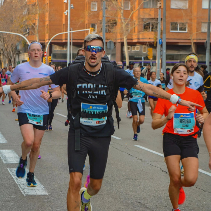 Sportovec běžící s nosními páskami Gudslip, které zlepšují dýchání, zvyšují příjem kyslíku a podporují vytrvalost během tréninku.